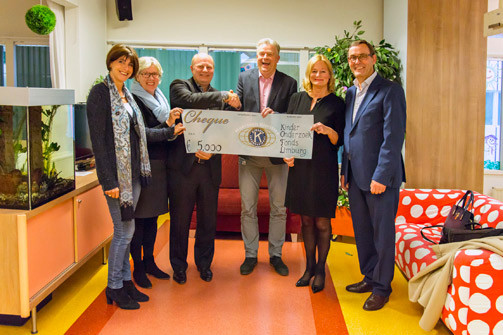 Cheque-overhandiging van Kiwanis Meerssen-Gloriëtte aan Prof. dr. Edward Dompeling en Ellen van de Ven