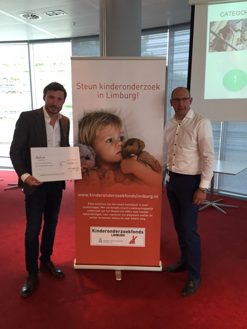 Mark van Bommel neemt cheque in ontvangst bij SABIC in Sittard