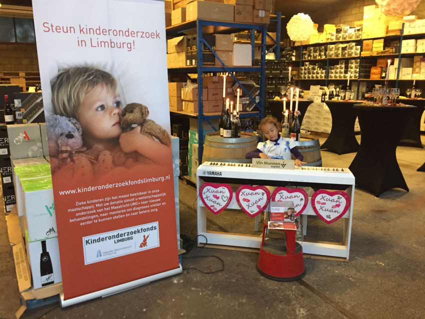 Muzikale betovering door Xuanxuan bij entree wijnproeverij